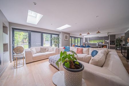 5 bedroom detached house to rent - Photo 2