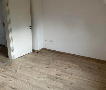 Einzugsbereite 2-Zimmer-Wohnung unterm Dach mit neuem Badezimmer in... - Photo 4
