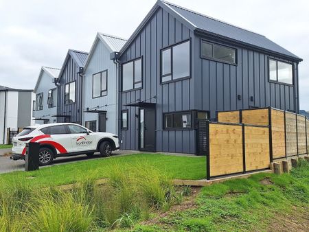 15 Joseph Bolton Crescent, Wallaceville - Photo 2