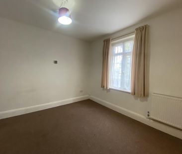 Midanbury Lane, Southampton - Photo 4