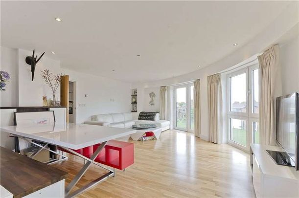 A delightful two bedroom flat with a private balcony near Putney Common. - Photo 1