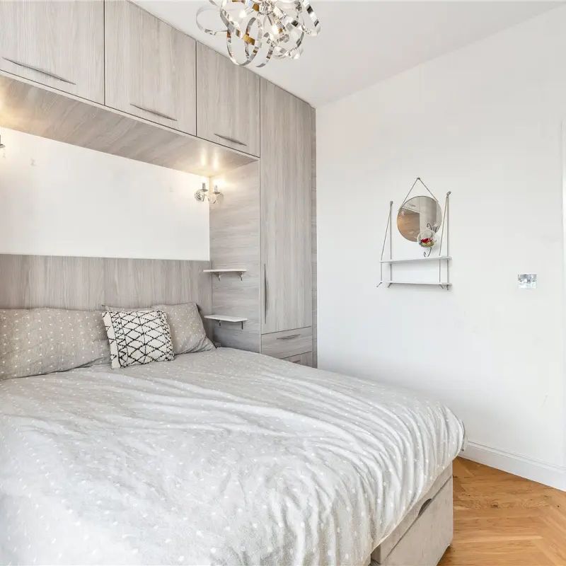 2 bedroom flat in London - Photo 1