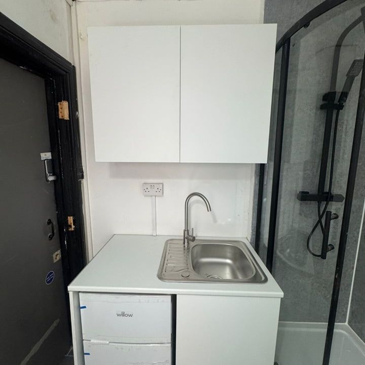 Studio Flat, High Road, NW10 - Photo 1