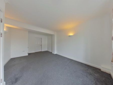 2 bedroom ground floor flat to rent - Photo 2