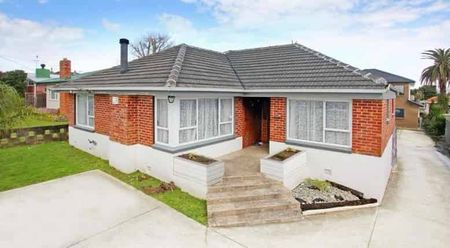 Charming 3-Bedroom Home with Study & Sunroom in Papatoetoe - Photo 4