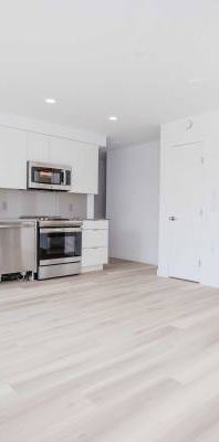 RENT COMMERCIAL DRIVE! BRAND-NEW 2 BED 1 BATH + DEN APARTMENTS! - Photo 1