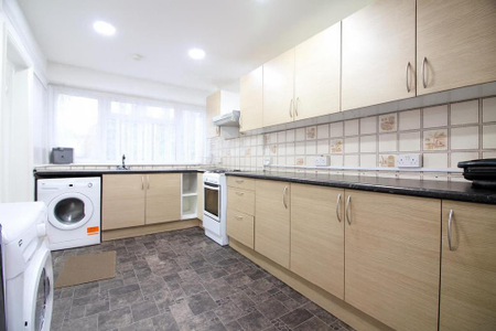 3 bedroom flat to rent - Photo 5