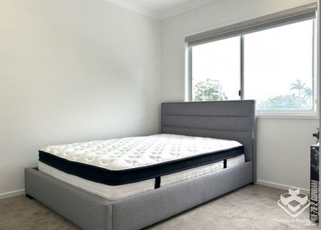 Near NEW 4 bedroom Townhouse fully furnished !!! - Photo 5