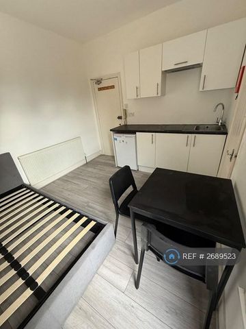 Studio to rent - Photo 2