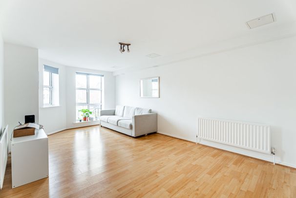 Available unfurnished now - Photo 1