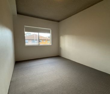 Spacious 2 Bedroom Unit with Garage in Convenient Location - Photo 3