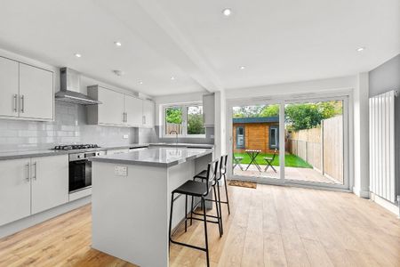 A new refurbished town house in a great location for local shops, buses to Richmond and Kingston and close to the riverside and open spaces of Ham Riverside Lands. Available mid November 2025. - Photo 4