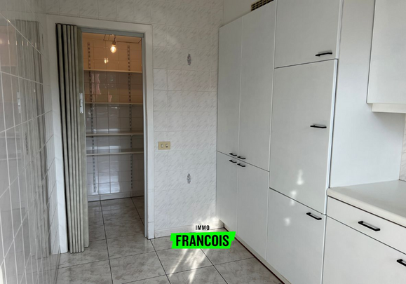 Ruim appartement met twee slaapkamers en garage in Ieper - Foto 1