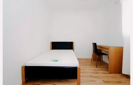 4 Bedroom 1 Bathroom room1 - Photo 4