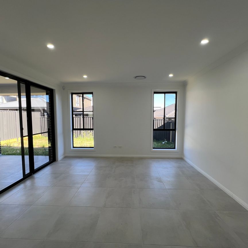 194 Crown Street, Grantham Farm NSW 2765 - House For Rent | Domain - Photo 1