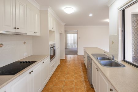 204 Saturn Crescent, Bridgeman Downs QLD 4035 - House For Rent | Domain - Photo 4