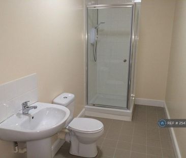 1 bedroom in a flat share to rent - Photo 5