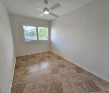 Unique 3 Bedroom Home with 2 car accommodation in popular Norville! - Photo 5