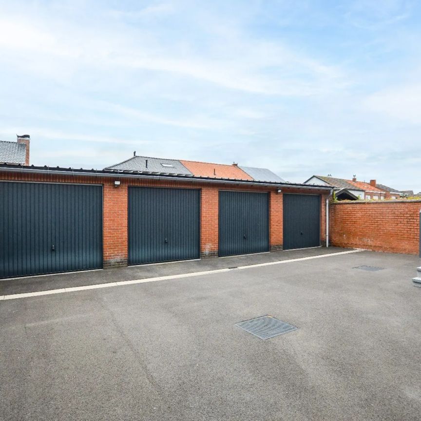 Duplex appartement met 2 slpks en 2 garages in centrum Eernegem - Foto 1