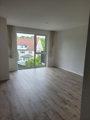 Moderne 2-Zimmer-Wohnung mit Aufzug, Balkon und Carport nahe Padersee! - Photo 1