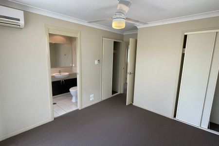 Dreamy Dual-Level Living in Upper Coomera! - Photo 2