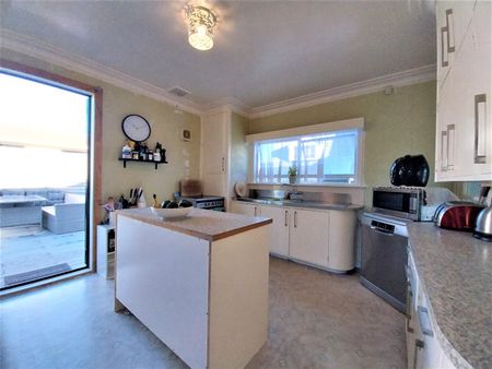 Wonderful Quiet Family Home - Photo 4