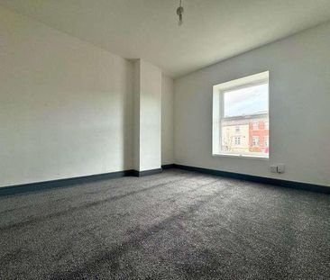Flat, Carters Green, West Bromwich, B70 - Photo 3