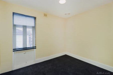 6 Bed, 2 Bath - Photo 3