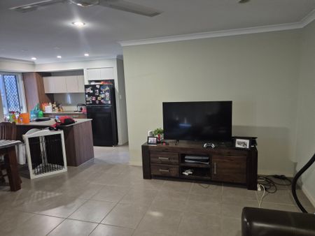 Springfield Lakes - Photo 2