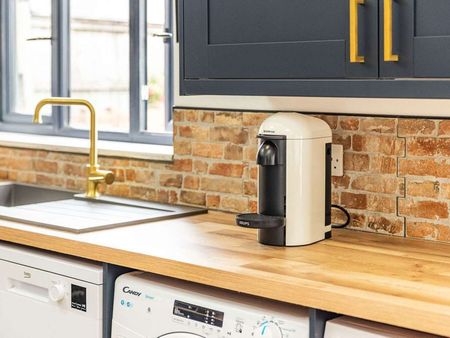 Newley refurbished property close to UHW Room 1 - Photo 3