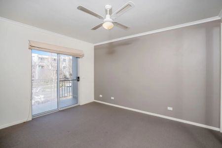 SPACIOUS TOP FLOOR, TWO BEDROOM APARTMENT - Photo 3