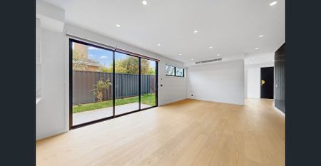 Brand New, Stylish Front Townhouse in a Superb Location - Photo 4