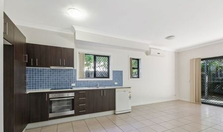 Spacious 3 Bedroom Townhouse In Prime Location - Photo 2