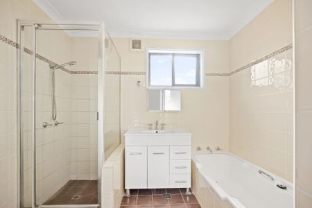 Conveniently Located 4 Bedroom Unit - Photo 5