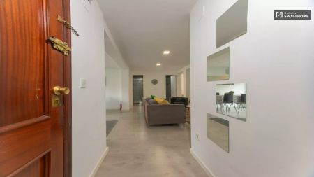 4-bedroom apartment for rent in Ciutat Jardí, professionals and students welcome. - Photo 2
