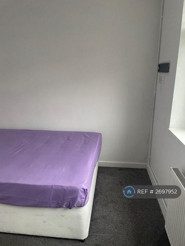 1 bedroom in a house share to rent - Photo 4