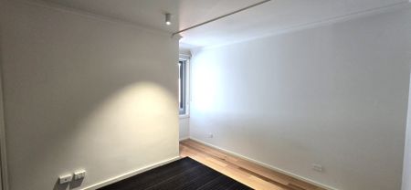 SPACIOUS RENOVATED 2 BEDROOM WITH BALCONY - Photo 5