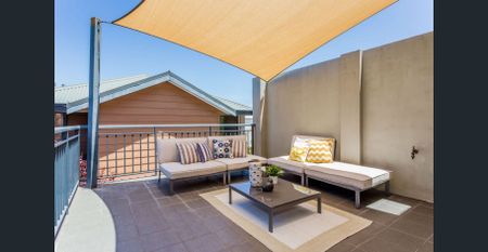 Stunning, Spacious, Light, Bright Townhouse in Centre of Exciting Leederville - Photo 3