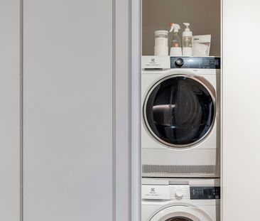 Furnished Studio Apartment with Big-Living Energy - Photo 5