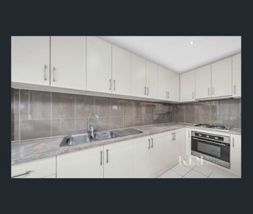 Stylish Townhouse in Prime Location - Photo 3