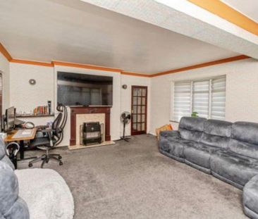 4 Beds - Detached house - - Photo 3