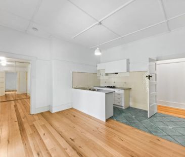 Elegant Edwardian Living with Modern Flair - Photo 5