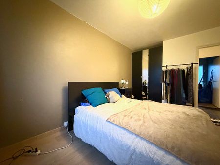 T4 MEUBLÉ ASCENSEUR - RUE DE CHAMPAGNE - 77.10 m² - Photo 5