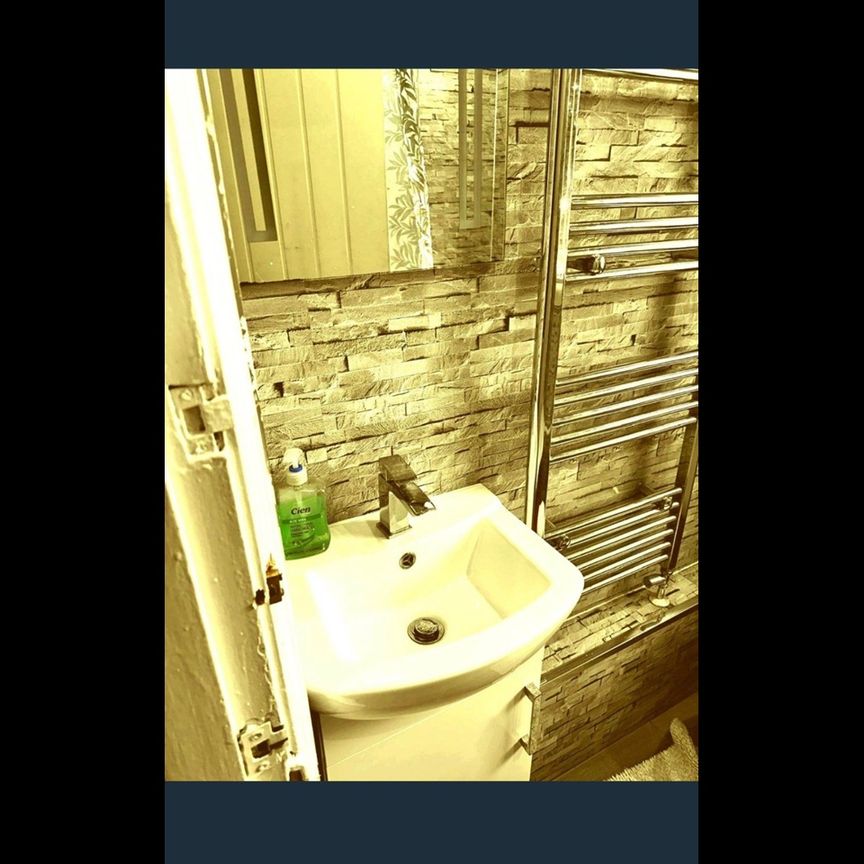 Room in a Shared House, Goldfinch Drive, BL9 - Photo 1