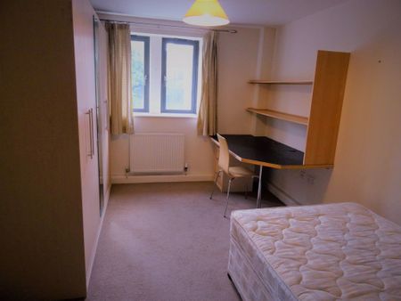 5 bedroom Flat in Kirkstall Lane, Leeds - Photo 3