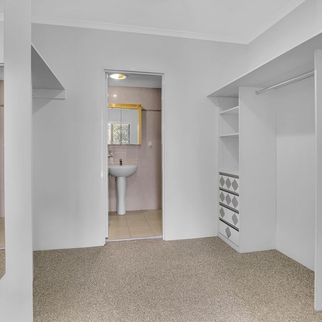Stylish and Spacious Apartment in Prime Strathfield Location! - Photo 1