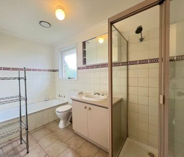 Comfortable Townhouse in a Prime Hughesdale Location – Close to Cha... - Photo 6