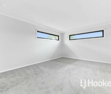 Modern, Spacious Townhouse! 8 Merchant Place Pakenham - Photo 1