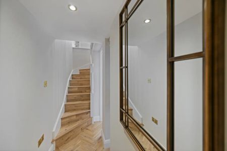 2 bedroom flat in South Kensington - Photo 2