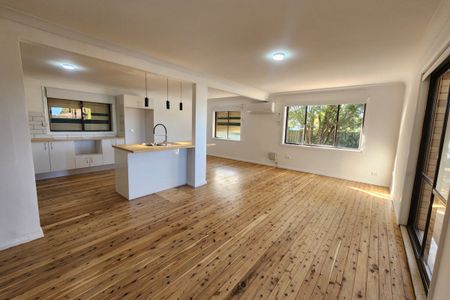 STYLISH FAMILY HOME READY TO MOVE IN - Photo 4